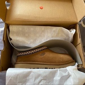 BRAND NEW! Chestnut Ugg Slippers